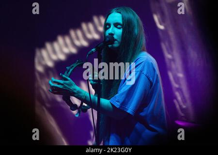 Florence Shaw von Dry Cleaning spielt auf der weit entfernten Bühne beim Green man 2022 Musikfestival in Wales, Großbritannien, August 2022. Foto: Rob Watkins/Alamy Stockfoto