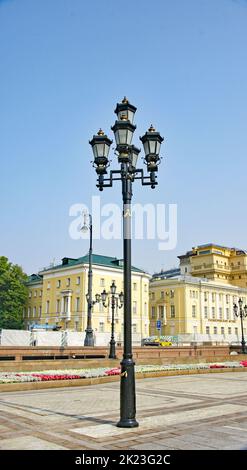 Typische Straßenlampe in einem Platz in Moskau, Russland, Russische Föderation Stockfoto