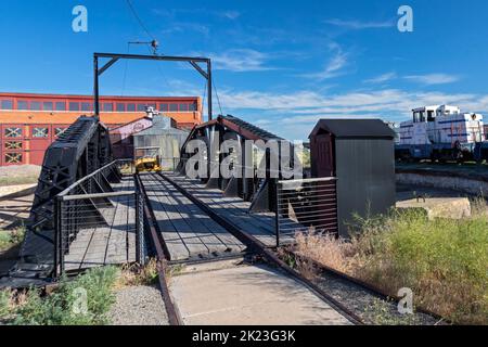 Evanston, Wyoming - Drehscheibe des historischen Rundhauses und der Bahnhöfe, erbaut von der Union Pacific Railroad im Jahr 1912. Das Rundhaus hatte 28 Buchten Stockfoto