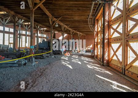 Evanston, Wyoming - das historische Rundhaus und die Bahnhöfe, erbaut von der Union Pacific Railroad im Jahr 1912. Das Gebäude hatte 28 Schächte für Triebwagen und locom Stockfoto