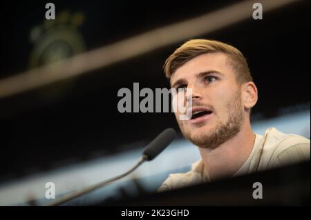 22. September 2022, Hessen, Frankfurt/Main: Fußball: Nationalmannschaft, Deutschland, Nationenliga, vor den Spielen gegen Ungarn und England, Abschlusspressekonferenz, DFB Campus: Timo Werner spricht. Foto: Sebastian Gollnow/dpa - WICHTIGER HINWEIS: Gemäß den Anforderungen der DFL Deutsche Fußball Liga und des DFB Deutscher Fußball-Bund ist es untersagt, im Stadion und/oder vom Spiel aufgenommene Fotos in Form von Sequenzbildern und/oder videoähnlichen Fotoserien zu verwenden oder zu verwenden. Stockfoto