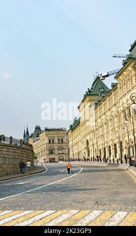 Typische Straßenlampe in einem Platz in Moskau, Russland, Russische Föderation Stockfoto