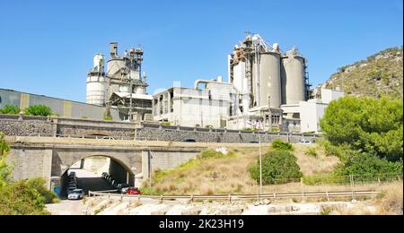 Zementfabrik in Vallcarca an der Küste von El Garraf, Barcelona, Katalonien, Spanien, Europa Stockfoto