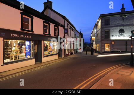 Keswick-Stadt bei Nacht, Lake District National Park, Grafschaft Cumbria, England, UK Stockfoto