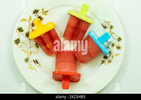 Hausgemachte Eiscreme mit Wassermelone und Zucker. Es ist köstlich und Wassermelone Geschmack. Und es ist 100% Bio keine zusätzlichen Zutaten in diesem Eis Stockfoto