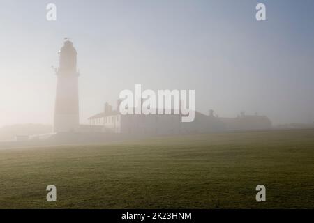 Souter Lighthouse an einem nebligen Morgen. Nordostküste Englands Stockfoto