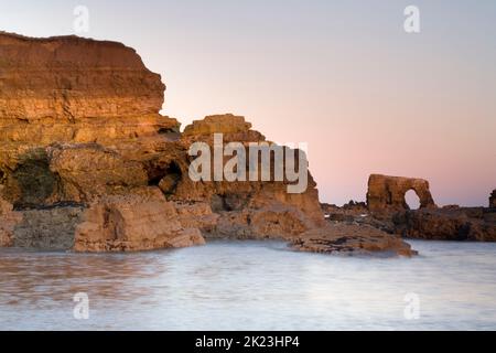 Sonnenaufgang über der atemberaubenden Geologie und den Kalksteinfelsen auf der Leas, in der Nähe von Souter, South Tyneside Stockfoto