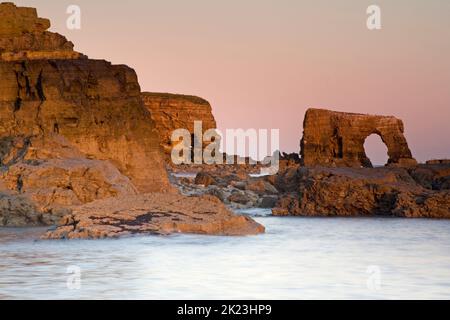 Sonnenaufgang über der atemberaubenden Geologie und den Kalksteinfelsen auf der Leas, in der Nähe von Souter, South Tyneside Stockfoto