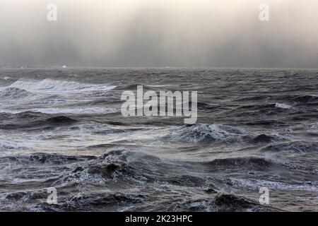 Ein Sturm produziert Hagel und Schnee über der Nordsee an der nordöstlichen Küste von England in Seaham Stockfoto