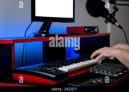 Seitenansicht von jungen kaukasischen männlichen Händen einer nicht erkennbaren Person, die im Heimmusikstudio E-Piano spielt, Musik aufnimmt und komponiert. Stockfoto