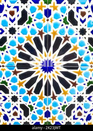 Traditionelles usbekisches Muster auf Keramikfliesen an der Wand der Moschee Nahtloses altes Blumenmuster abstrakter Hintergrund. Stockfoto