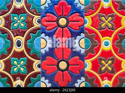 Traditionelles usbekisches Muster auf Keramikfliesen an der Wand der Moschee Nahtloses altes Blumenmuster abstrakter Hintergrund. Stockfoto