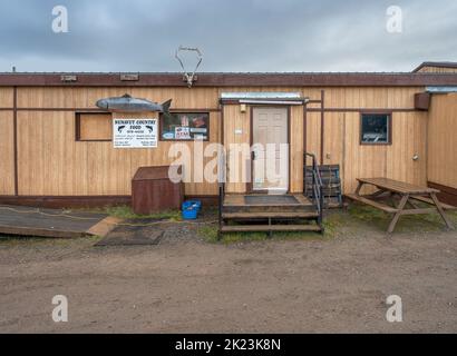 Iqaluit, Nunavut, Kanada – 02. September 2022: Außenansicht des Country Foods-Geschäfts, in dem traditionelle Inuit-Lebensmittel verkauft werden Stockfoto