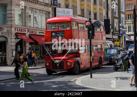 LONDON - 21. Mai 2022: Traditioneller alter roter Doppeldeckerbus aus London für eine Hochzeit Stockfoto