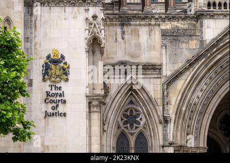 LONDON - 21. Mai 2022: Wappen und Schild an der Seite des Royal Courts of Justice Building Stockfoto