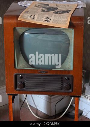 Original-Buchse, 1960er Fernseher, 405-zeiliger Receiver, mit TV-Guide für zwei Sender, auf der Oberseite Stockfoto