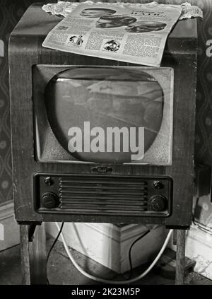 Original-Buchse, 1960er Fernseher, 405-zeiliger Receiver, mit TV-Guide für zwei Sender, auf der Oberseite Stockfoto
