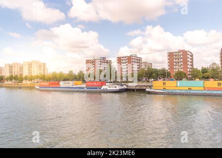 Amsterdam, Nederland - September, 2022: Nahsicht der Amsterdamer Hafenmole im Nederland. Stockfoto