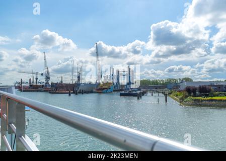 Amsterdam, Nederland - September, 2022: Nahsicht der Amsterdamer Hafenmole im Nederland. Stockfoto