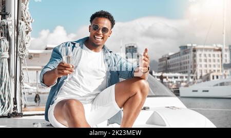 Champagner-Drink, Yacht-Urlaub und Mann im Urlaub in Miami, glücklich auf einem Boot in der Sonne und internationalen Sommer. Porträt einer afrikanischen Person lächeln Stockfoto