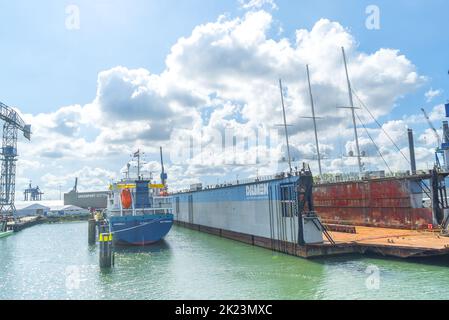 Amsterdam, Nederland - September, 2022: Nahsicht der Amsterdamer Hafenmole im Nederland. Stockfoto