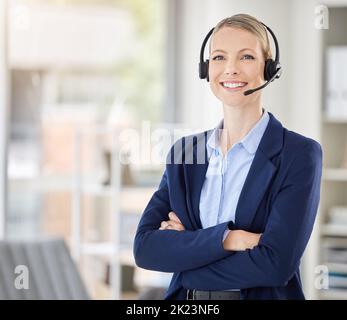 Callcenter-Frau und Success Manager lächeln beim Telefonmarketing und Supportanruf im Büro mit einem Headset. Customer Service Consultant, crm Agent oder Stockfoto