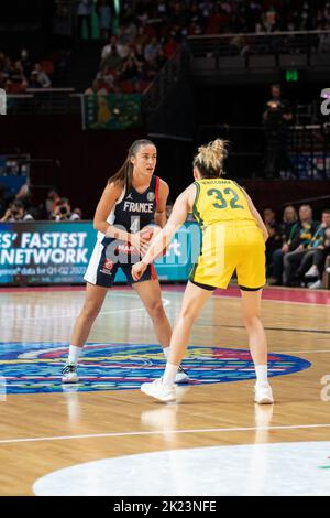 Sydney, Australien. 22. September 2022. Marine Fauthoux (4 Frankreich) blickt auf das Spiel der FIBA Womens World Cup 2022 zwischen Australien und Frankreich im Sydney Superdome in Sydney, Australien. (Foto: NOE Llamas/Sports Press Photo/C - EINE STUNDE DEADLINE - NUR FTP AKTIVIEREN, WENN BILDER WENIGER ALS EINE STUNDE ALT sind - Alamy) Quelle: SPP Sport Press Photo. /Alamy Live News Stockfoto