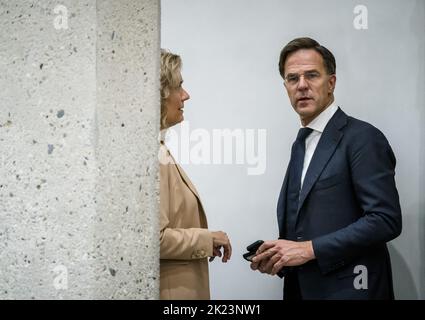 2022-09-22 14:54:39 DEN HAAG - Kammerpräsidentin Vera Bergkamp und Premierminister Mark Rutte während des zweiten Tages der allgemeinen politischen Reflexionen, die Debatte nach der Rede vom Thron am Budget-Tag. Nach der Reaktion des Repräsentantenhauses auf den vom scheidenden Kabinett am Budgettag vorgelegten Haushaltsplan war Rutte an der Reihe, zu reagieren. ANP BART MAAT niederlande Out - belgien Out Stockfoto