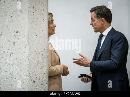 2022-09-22 14:54:36 DEN HAAG - Kammerpräsidentin Vera Bergkamp und Premierminister Mark Rutte während des zweiten Tages der allgemeinen politischen Reflexionen, die Debatte nach der Rede vom Thron am Budget-Tag. Nach der Reaktion des Repräsentantenhauses auf den vom scheidenden Kabinett am Budgettag vorgelegten Haushaltsplan war Rutte an der Reihe, zu reagieren. ANP BART MAAT niederlande Out - belgien Out Stockfoto