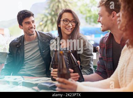 Treffen mit einigen Freunden. Eine Gruppe von Freunden trinken im Freien. Stockfoto