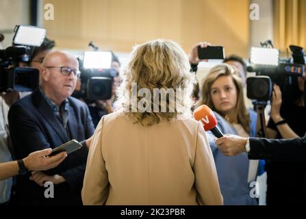 2022-09-22 14:44:56 DEN HAAG - Kammerpräsidentin Vera Bergkamp reagiert auf den Vorfall von gestern Abend, in dem das Kabinett den Plenarsaal während des zweiten Tages der allgemeinen politischen Reflexionen verließ, die Debatte nach der Rede vom Thron am Budgettag. Nach der Reaktion des Repräsentantenhauses auf den vom scheidenden Kabinett am Budgettag vorgelegten Haushaltsplan war Rutte an der Reihe, zu reagieren. ANP BART MAAT niederlande Out - belgien Out Stockfoto