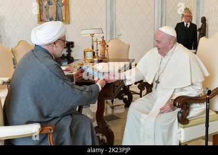 Vatikan, Vatikan. 22. September 2022. Italien, Rom, Vatikan, 22/09/22 Papst Franziskus empfängt Scheich Sheij Abdul Karim Paz bei einer Audienz im Vatikan Foto von Vatican Media/Catholic Press Photo. BESCHRÄNKT AUF REDAKTIONELLE VERWENDUNG - KEIN MARKETING - KEINE WERBEKAMPAGNEN Kredit: Unabhängige Fotoagentur/Alamy Live News Stockfoto