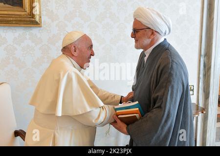 Vatikan, Vatikan. 22. September 2022. Italien, Rom, Vatikan, 22/09/22 Papst Franziskus empfängt Scheich Sheij Abdul Karim Paz bei einer Audienz im Vatikan Foto von Vatican Media/Catholic Press Photo. BESCHRÄNKT AUF REDAKTIONELLE VERWENDUNG - KEIN MARKETING - KEINE WERBEKAMPAGNEN Kredit: Unabhängige Fotoagentur/Alamy Live News Stockfoto