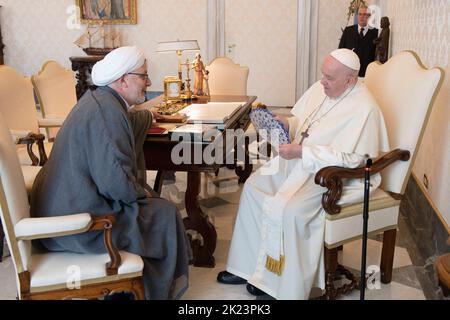 Vatikan, Vatikan. 22. September 2022. Italien, Rom, Vatikan, 22/09/22 Papst Franziskus empfängt Scheich Sheij Abdul Karim Paz bei einer Audienz im Vatikan Foto von Vatican Media/Catholic Press Photo. BESCHRÄNKT AUF REDAKTIONELLE VERWENDUNG - KEIN MARKETING - KEINE WERBEKAMPAGNEN Kredit: Unabhängige Fotoagentur/Alamy Live News Stockfoto