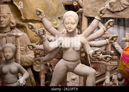 Göttinnen werden vor dem Fest mit Lehm vorbereitet. Idole werden für das Durga Puja Festival gemacht. Stockfoto