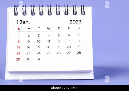 Januar 2023 Monatlicher Tischkalender für 2023 Jahre auf violettem Hintergrund. Stockfoto