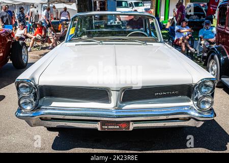 Falcon Heights, MN - 18. Juni 2022: Hochperspektivische Frontansicht eines Pontiac Catalina Hardtop Coupés aus dem Jahr 1963 auf einer lokalen Automobilausstellung. Stockfoto