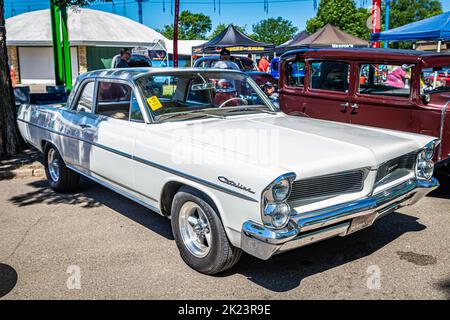 Falcon Heights, MN - 18. Juni 2022: Vorderansicht eines Pontiac Catalina Hardtop Coupés aus dem Jahr 1963 auf einer lokalen Automobilausstellung. Stockfoto