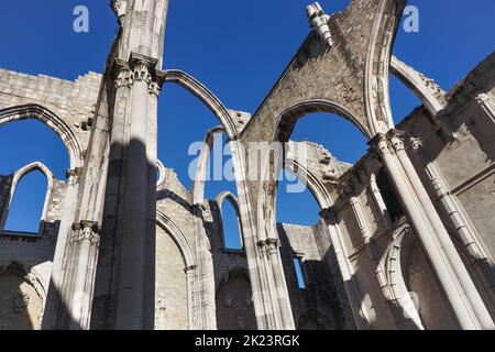 Fragment Ruinen der gotischen Kirche. Largo do Carmo oder Kloster unserer Lieben Frau vom Berg Karmel, bekannt als Kirche ohne Dach. Dachloses Schiff. Lissabon, Portugal. Stockfoto