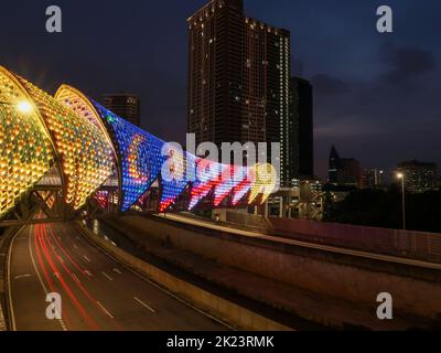 Pintasan Saloma Bridge in Kuala Lumpur bei Nacht in hellen Farben Stockfoto