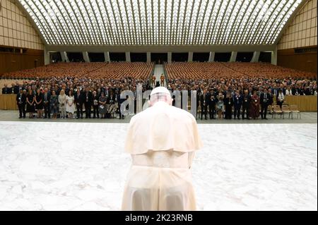 Vatikan, Vatikan. 22. September 2022. Italien, Rom, Vatikan, 22/09/22 Papst Franziskus spricht während einer Audienz vor den Teilnehmern des globalen Treffens von Deloitte in der Paul-VI-Halle im Vatikan. Foto von Vatican Media/Catholic Press Photo. BESCHRÄNKT AUF REDAKTIONELLE VERWENDUNG - KEIN MARKETING - KEINE WERBEKAMPAGNEN Kredit: Unabhängige Fotoagentur/Alamy Live News Stockfoto