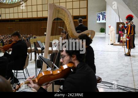 Vatikan, Vatikan. 22. September 2022. Italien, Rom, Vatikan, 22/09/22 Papst Franziskus spricht während einer Audienz vor den Teilnehmern des globalen Treffens von Deloitte in der Paul-VI-Halle im Vatikan. Foto von Vatican Media/Catholic Press Photo. BESCHRÄNKT AUF REDAKTIONELLE VERWENDUNG - KEIN MARKETING - KEINE WERBEKAMPAGNEN Kredit: Unabhängige Fotoagentur/Alamy Live News Stockfoto