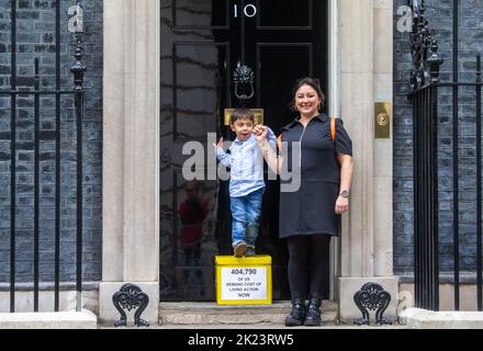 London, England, Großbritannien. 22. September 2022. Mehr als 404.000 Unterschriften wurden in einer dringenden Aufforderung zur Bewältigung der Lebenshaltungskrise an die Downing Street übergeben. In einer gemeinsamen Petition Hand-in, organisiert von der Kampagnengruppe 38 Grad, trafen sich Glaubensführer und Vertreter einer Koalition aus Anti-Armut-Behinderungen und Kinderhilfseinrichtungen - darunter Save the Children und Turn2Us - zusammen mit The Big Issue unter Nummer 10. (Bild: © Tayfun Salci/ZUMA Press Wire) Stockfoto