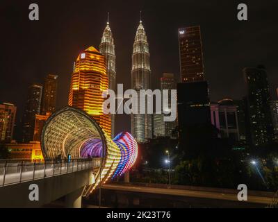 Pintasan Saloma Bürcke in Kuala Lumpur bei Nacht mit Blick auf die Petrona Towers Stockfoto