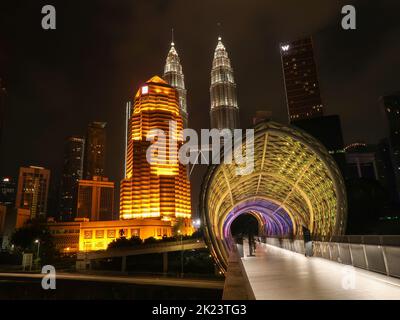 Pintasan Saloma Bürcke in Kuala Lumpur bei Nacht mit Blick auf die Petrona Towers Stockfoto