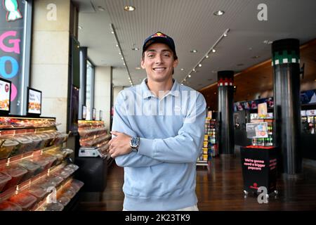 STOCKHOLM 20220922 Armand Duplantis, in Amerika geborener schwedischer Stabhochspringer, aufgenommen in Stockholm, Schweden 22. September 2022. Foto: Jessica Gow / TT / kod 10070 Stockfoto