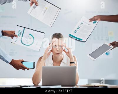 Stress, Angst und Geschäftsfrau, die unter Druck mit psychischer Gesundheit arbeitet, Burnout in arbeitsreichen, aufgabenkrisen und frustrierten Büros. Manager mit Kopfschmerzen Stockfoto