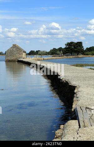 Wassermühle Moulin a maree de Berno und Meeresmauer entlang des etang