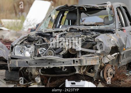 Sarulesti, Rumänien - 22. September 2022: Details mit zerstörten Autos oder Autoteilen in einem provisorischen Schrottplatz. Stockfoto