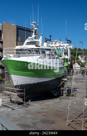 Seefischertrawler werden auf der Werft in Port-en-Bessin repariert Stockfoto